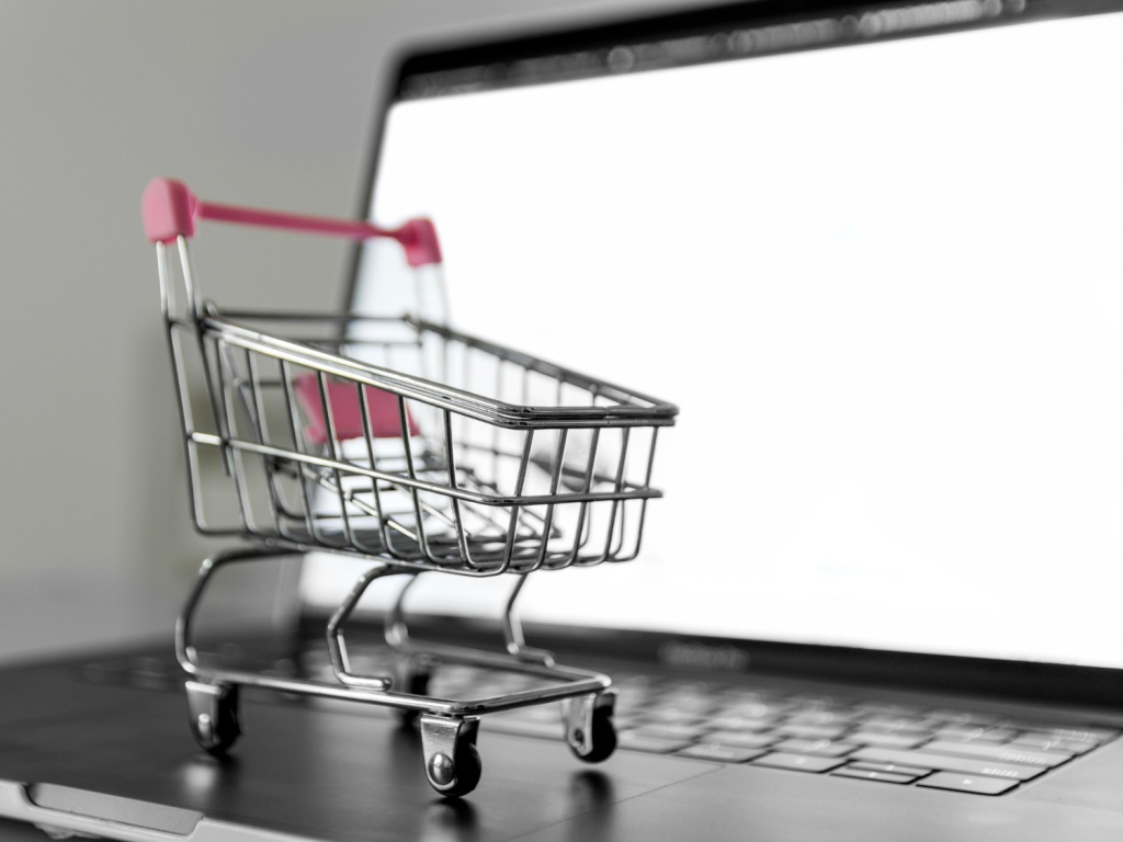 Маркетплейсы попросили Минцифры поддержать идею запуска онлайн-продаж алкоголя