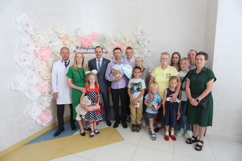 Глава Мордовии Артём Здунов поздравил многодетную семью Баландиных с рождением четвертого сына Глава Мордовии Артём Здунов поздравил многодетную семью Баландиных с рождением четвертого сына