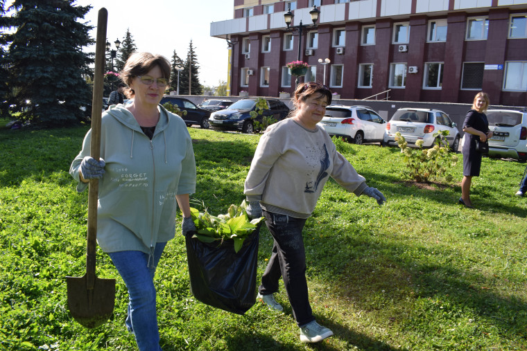 Ивановские ТОС активно включились во Всероссийский экологический проект «Зелёная Россия»: посадки кустарников и цветов на площади Революции