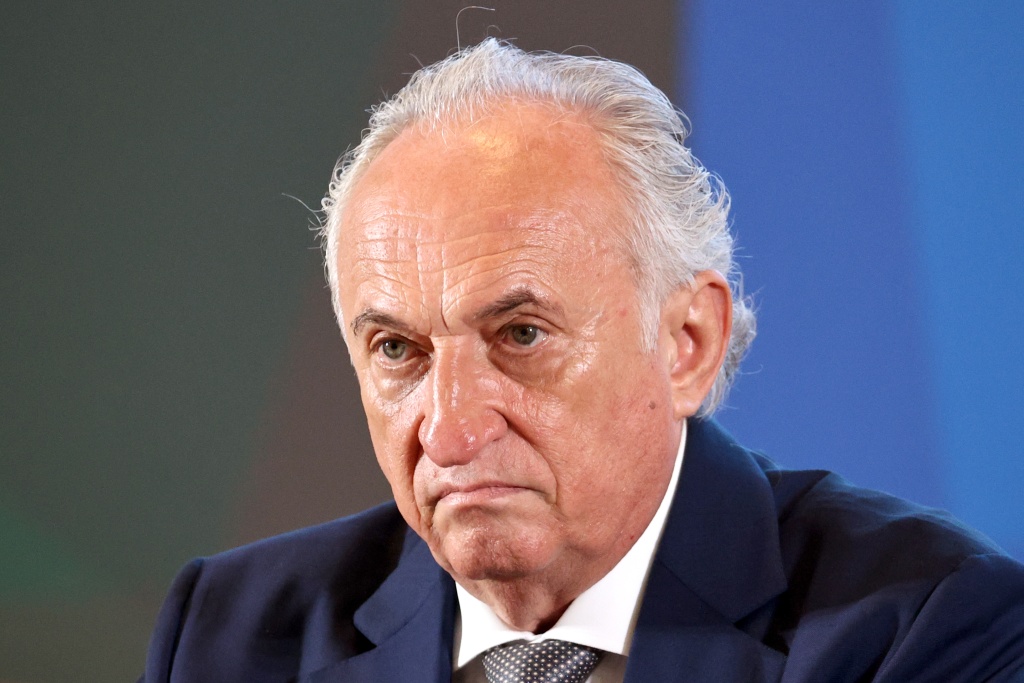 Forbes: миллиардер и бывший партнер Алишера Усманова отказался от гражданства РФ Forbes: миллиардер и бывший партнер Алишера Усманова отказался от гражданства РФ