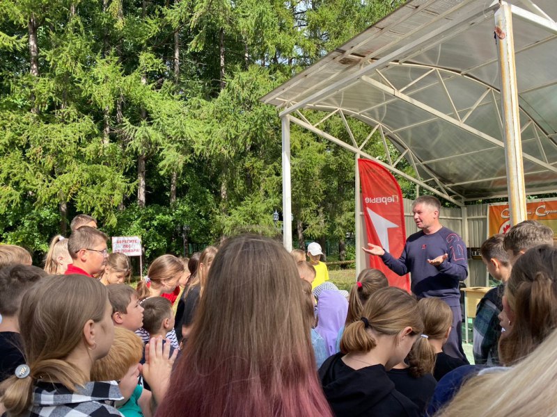 Зарядку в мордовском летнем лагере провел Чемпион мира по мотоспорту 