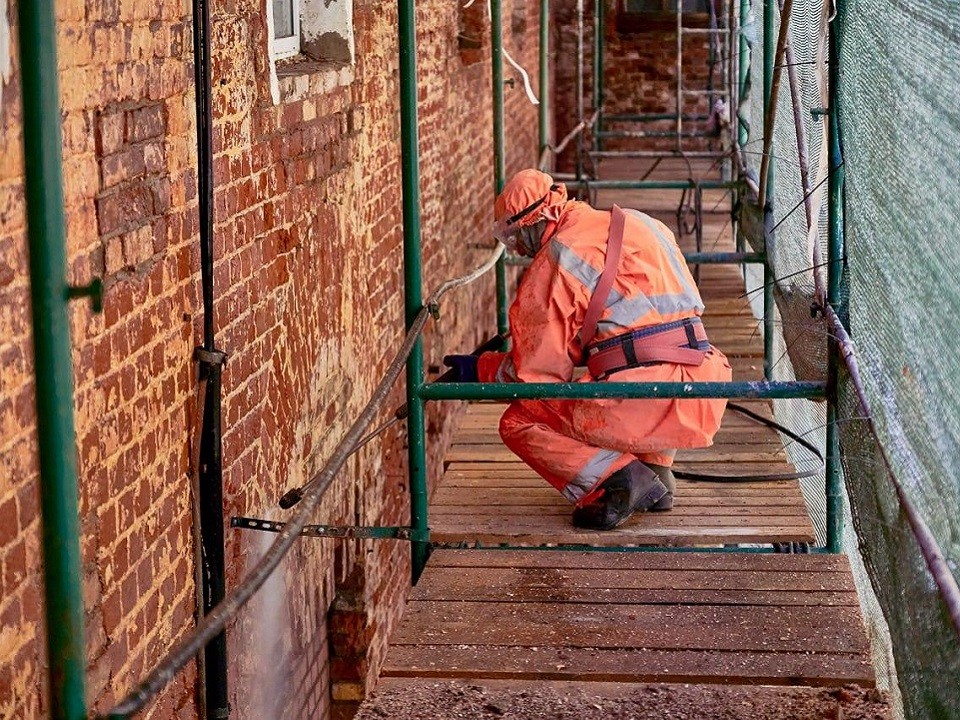 В подмосковном Красноармейске начался капитальный ремонт памятника архитектуры, бывшего комплекса казарм Вознесенской мануфактуры