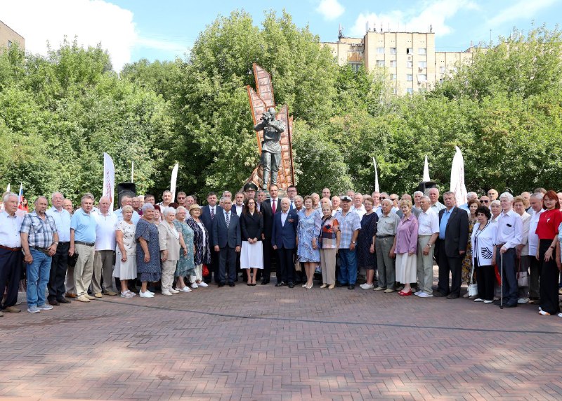 В Красногорске у памятника фронтовому кинооператору прошла церемония возложения цветов