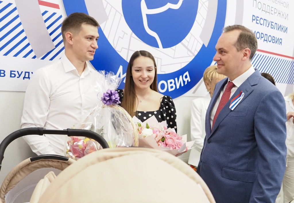 В День России Глава Мордовии наградил семейные пары медалями и подарками В День России Глава Мордовии наградил семейные пары медалями и подарками