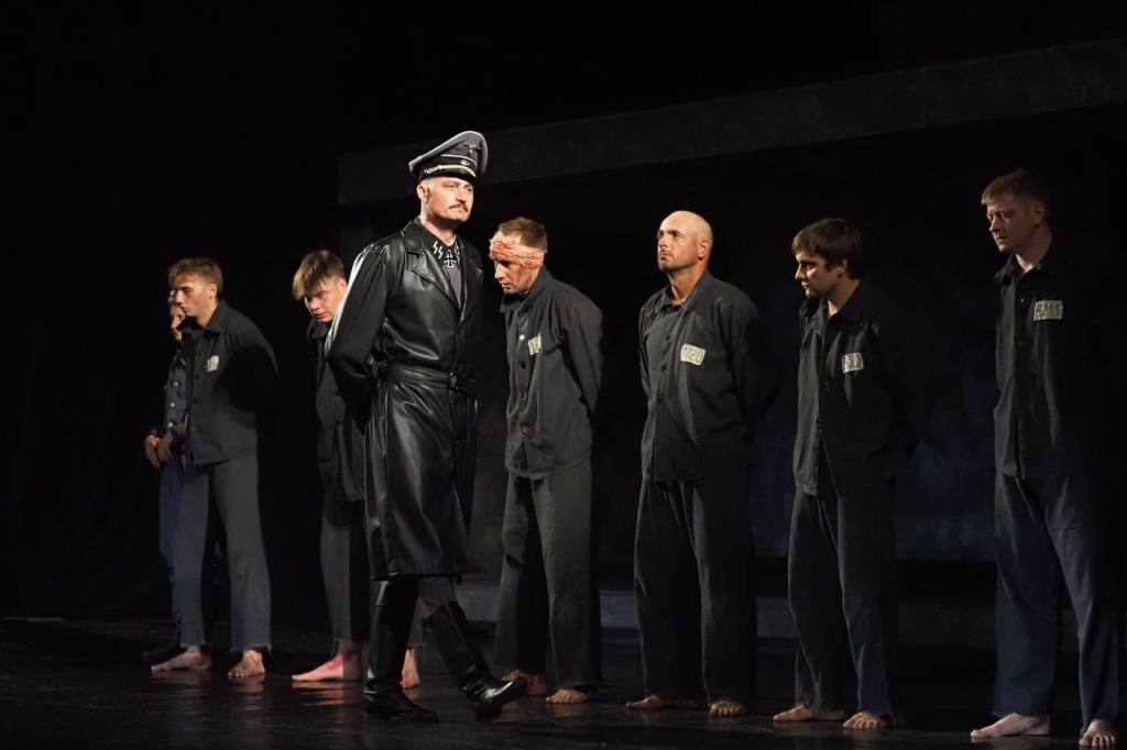 В день рождения героя Советского Союза Михаила Петровича Девятаева, в Мордовском национальном драматическом театре состоялся спектакль «Побег из ада» В день рождения героя Советского Союза Михаила Петровича Девятаева, в Мордовском национальном драматическом театре состоялся спектакль «Побег из ада»