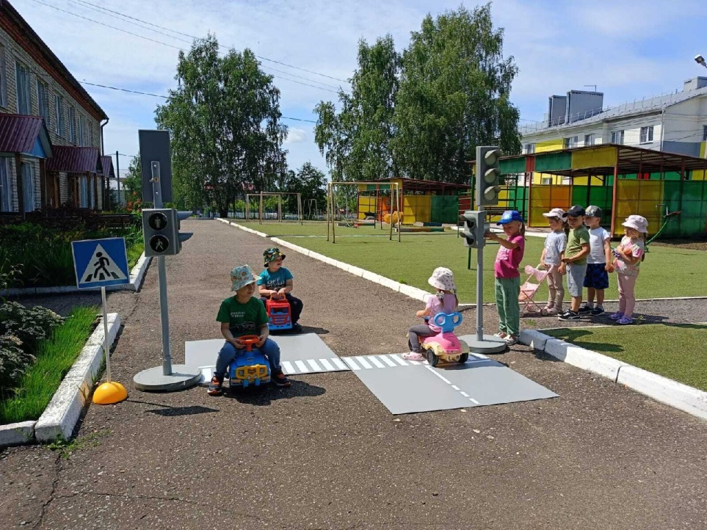 Основы ПДД - с детского сада: "Улыбка" Кочкурово учит юных пешеходов безопасности