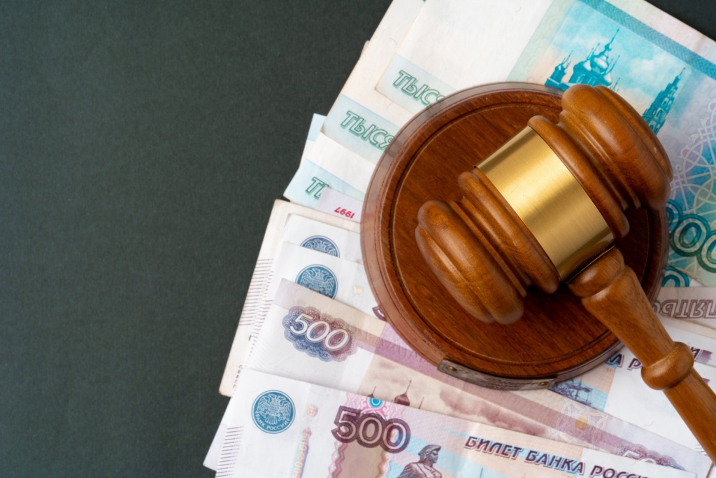 Эрмитаж потребовал почти 1 млн рублей от посетителя, севшего на трон Павла I