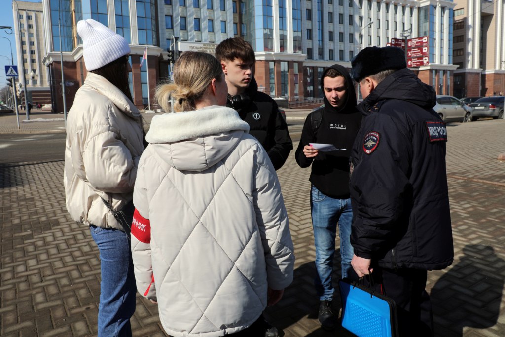 Полицейские МВД и общественники «Отряда Правопорядка» провели акцию на улицах Саранска Полицейские МВД и общественники «Отряда Правопорядка» провели акцию на улицах Саранска