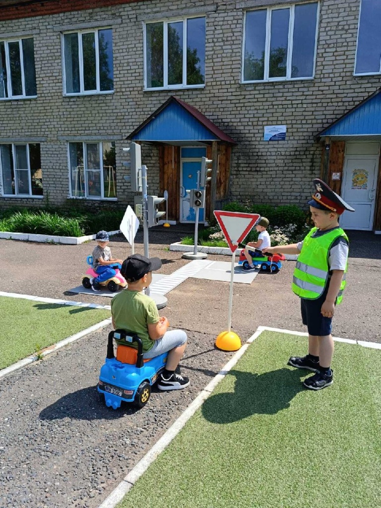 Основы ПДД - с детского сада: "Улыбка" Кочкурово учит юных пешеходов безопасности Основы ПДД - с детского сада: "Улыбка" Кочкурово учит юных пешеходов безопасности