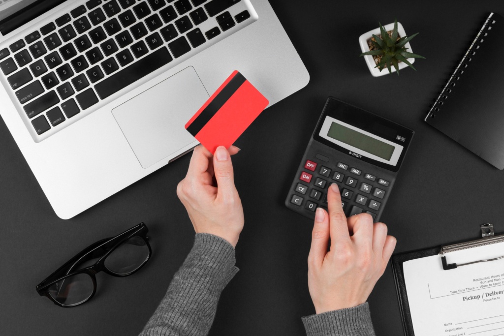 Граждане РФ до максимума за 2,5 года увеличили траты по кредиткам