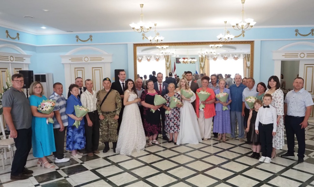 В День России Глава Мордовии наградил семейные пары медалями и подарками В День России Глава Мордовии наградил семейные пары медалями и подарками