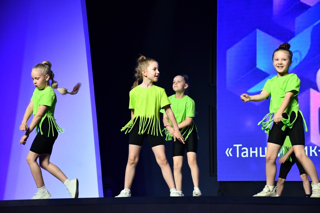 «Танцы — это по любви»: заместитель председателя Ивановской гордумы поздравила участников отчётного концерта студии «Многоточие»
