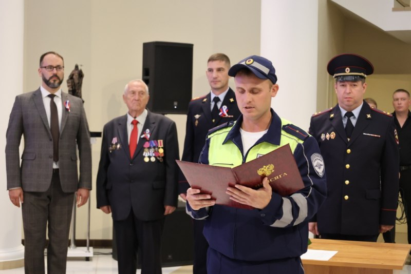 Торжественная церемония принятия присяги: 11 молодых сотрудников МВД Мордовии поклялись служить закону и народу Торжественная церемония принятия присяги: 11 молодых сотрудников МВД Мордовии поклялись служить закону и народу