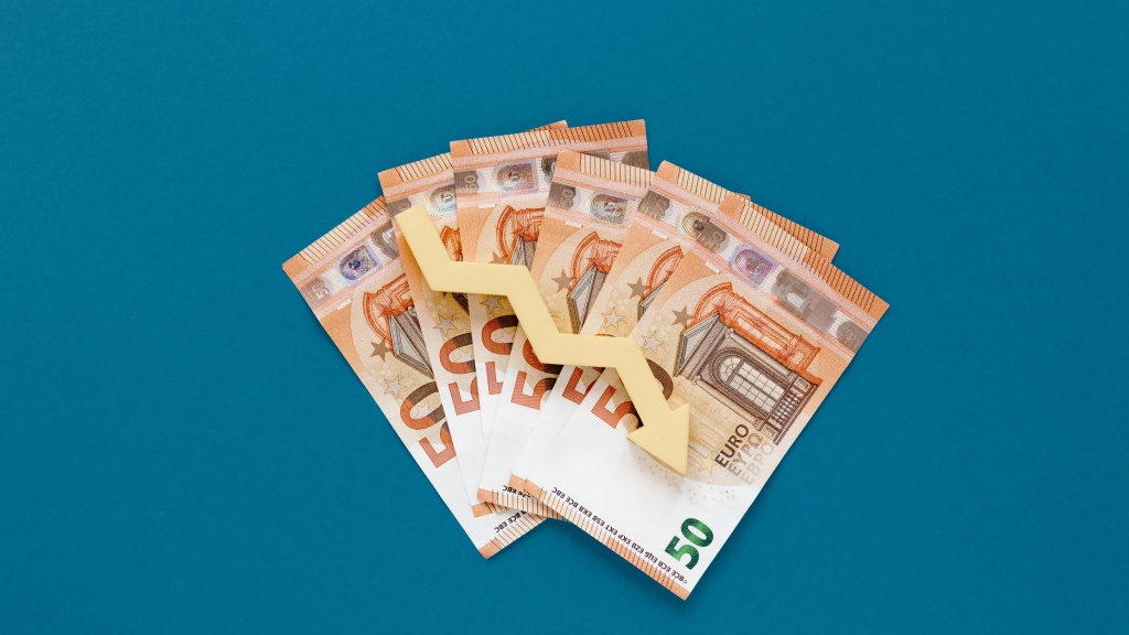 Курс евро на Мосбирже опустился ниже 98 рублей