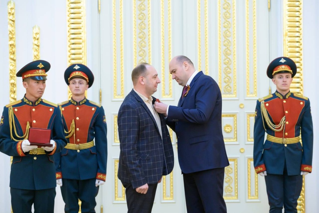 Врио Оренбургской области Евгений Солнцев вручил 49 государственных наград жителям региона Врио Оренбургской области Евгений Солнцев вручил 49 государственных наград жителям региона