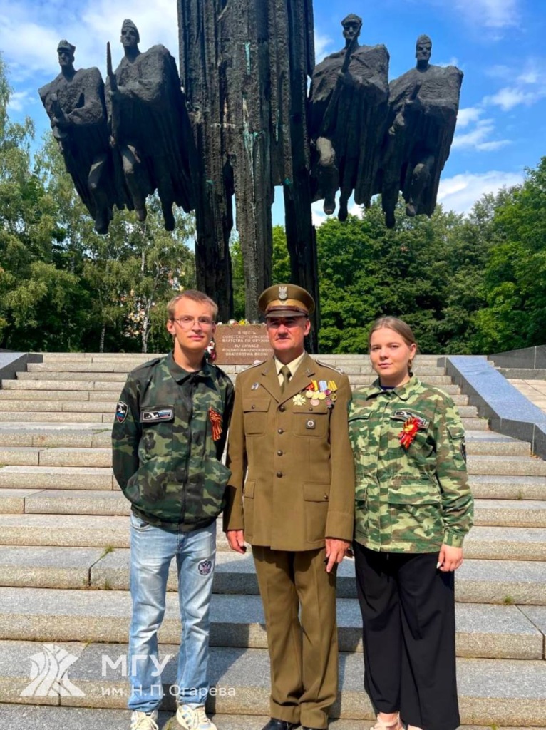 Студенты МГУ им. Огарёва почтили память погибших советских воинов в Рязани