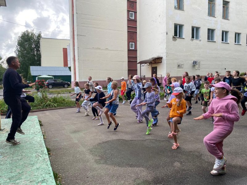 Зарядку в мордовском летнем лагере провел Чемпион мира по мотоспорту 