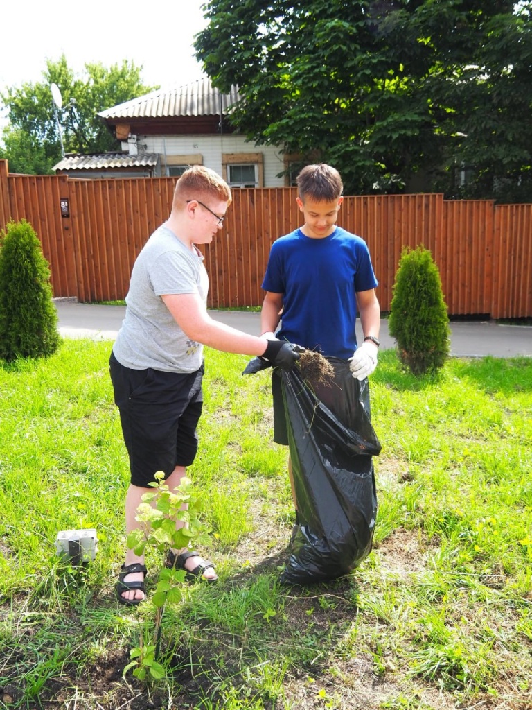 В Саранске кадеты благоустраивают аллею Славы