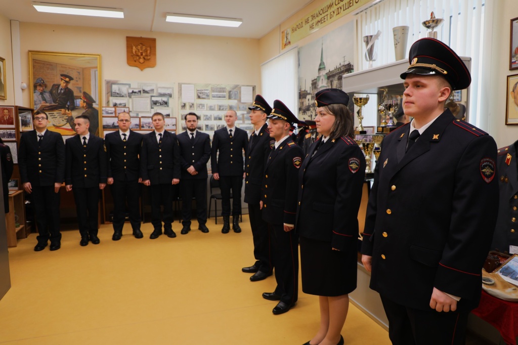 В Саранске студентов Средне-Волжского института познакомили с работой подразделений полиции В Саранске студентов Средне-Волжского института познакомили с работой подразделений полиции