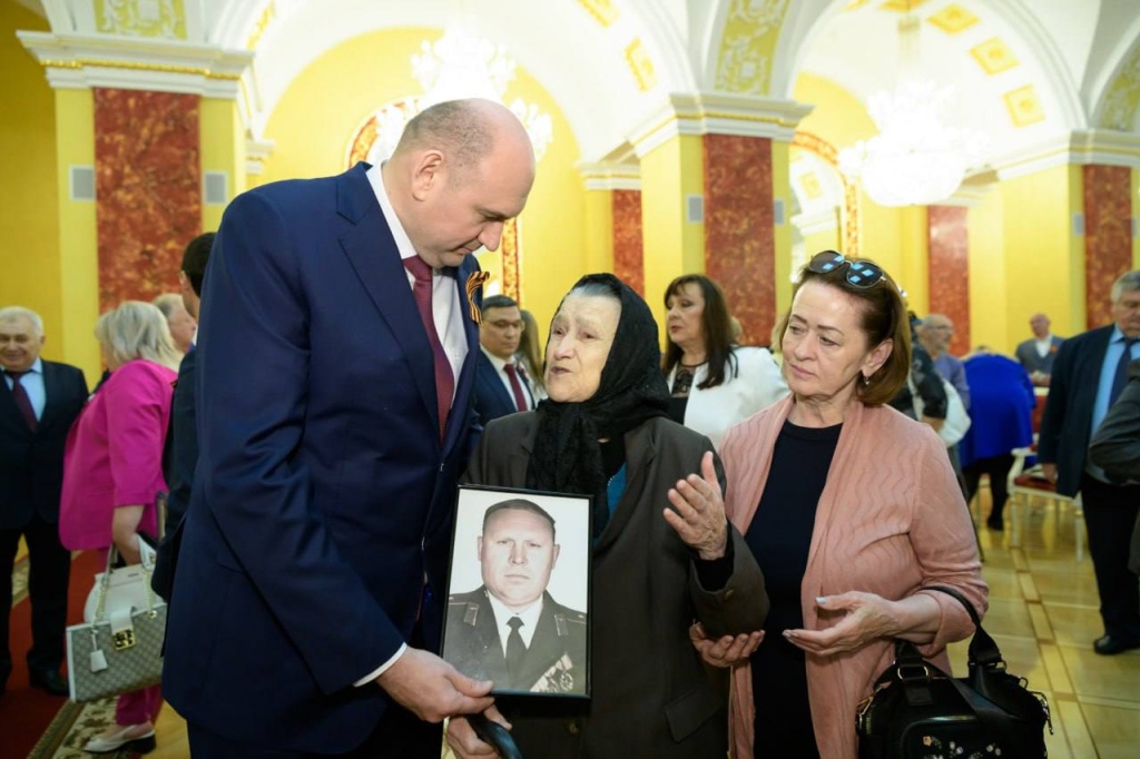 Врио Оренбургской области Евгений Солнцев вручил 49 государственных наград жителям региона Врио Оренбургской области Евгений Солнцев вручил 49 государственных наград жителям региона