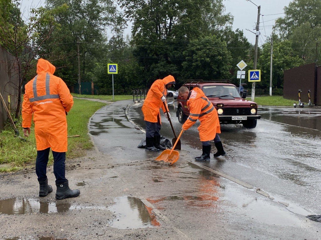 По просьбе местных жителей специалисты «Пушгорхоза» почистили дороги в одном из микрорайонов Пушкино