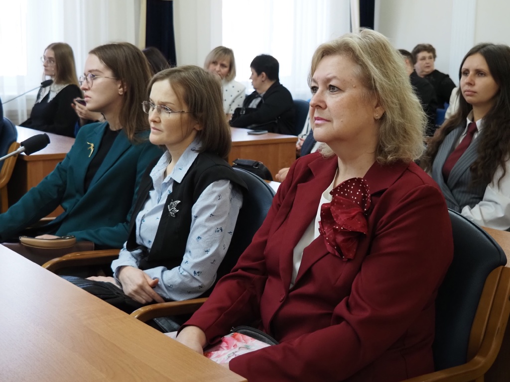Депутаты Воронежской городской Думы вручили почётные грамоты педагогам в преддверие их профессионального праздника Депутаты Воронежской городской Думы вручили почётные грамоты педагогам в преддверие их профессионального праздника