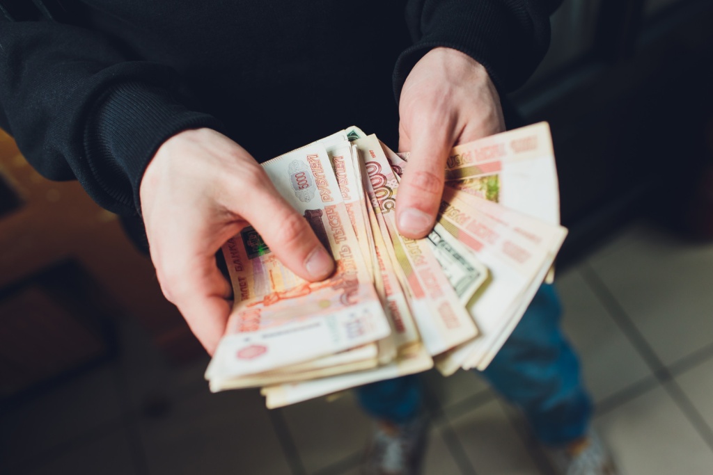 Суд Югры после пересмотра дела назначил мужчине 6 лет тюрьмы за взятку 