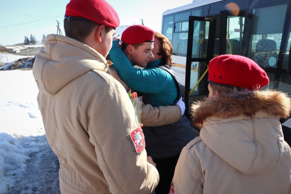 Школьники Волоколамска поздравили с праздником весны единственную женщину-водителя Школьники Волоколамска поздравили с праздником весны единственную женщину-водителя