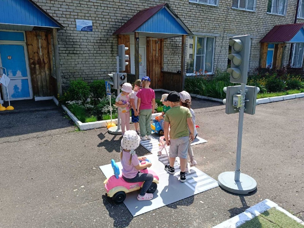 Основы ПДД - с детского сада: "Улыбка" Кочкурово учит юных пешеходов безопасности Основы ПДД - с детского сада: "Улыбка" Кочкурово учит юных пешеходов безопасности