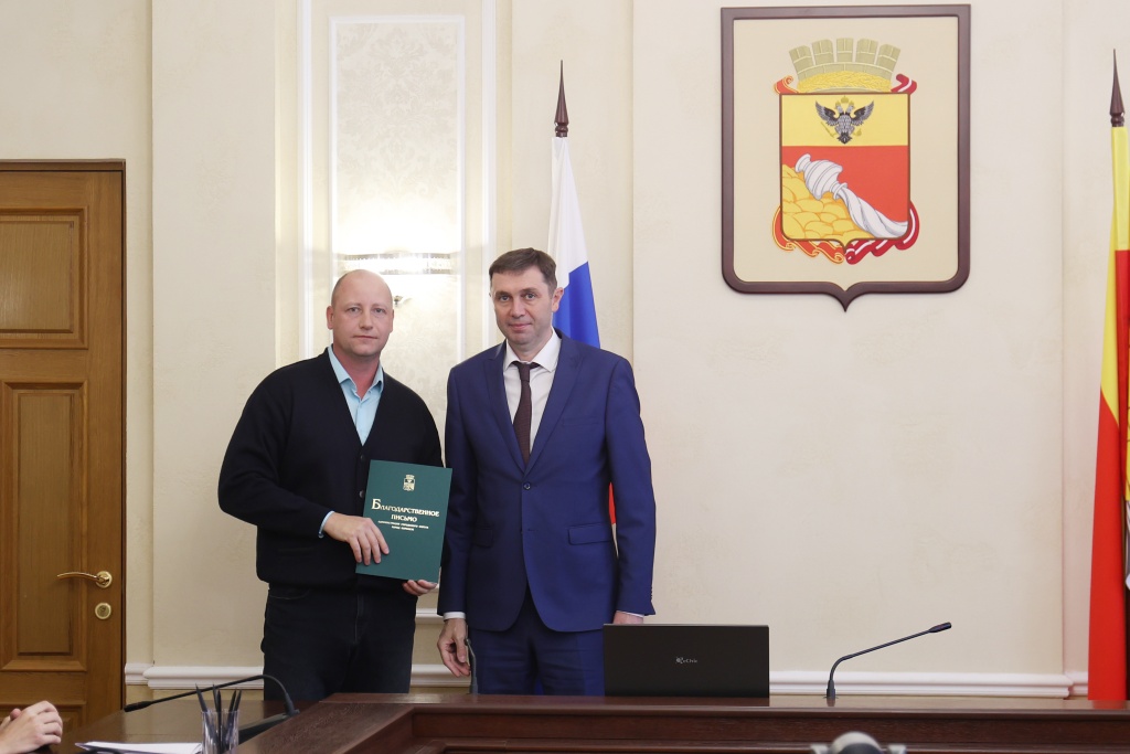 «Этот поступок заслуживает уважения»: мэр Воронежа поблагодарил коммунальщиков за помощь при тушении пожара
