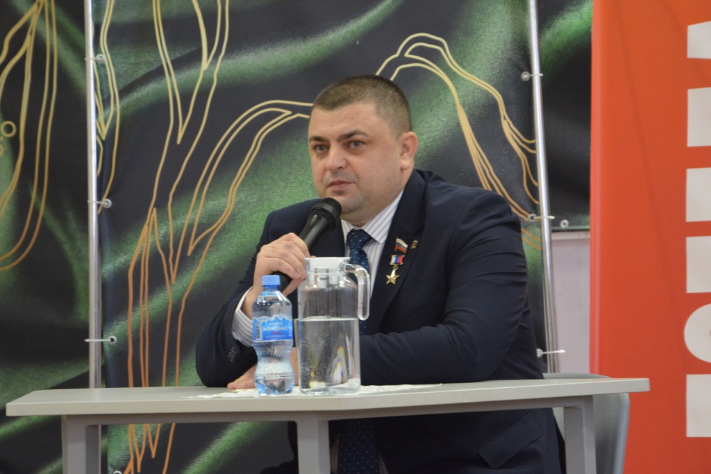 Андрей Дьяченко встретился со школьниками Воронежа: «Каждый должен быть готов встать на защиту Родины» Андрей Дьяченко встретился со школьниками Воронежа: «Каждый должен быть готов встать на защиту Родины»