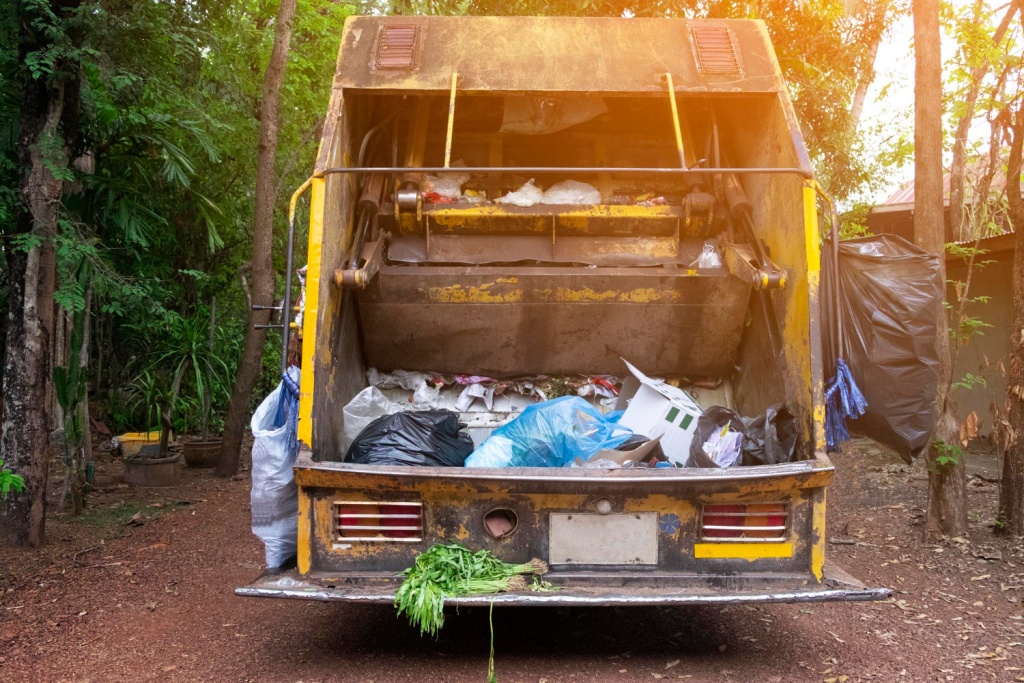 На улицы Пскова вышла новая техника для уборки мусора