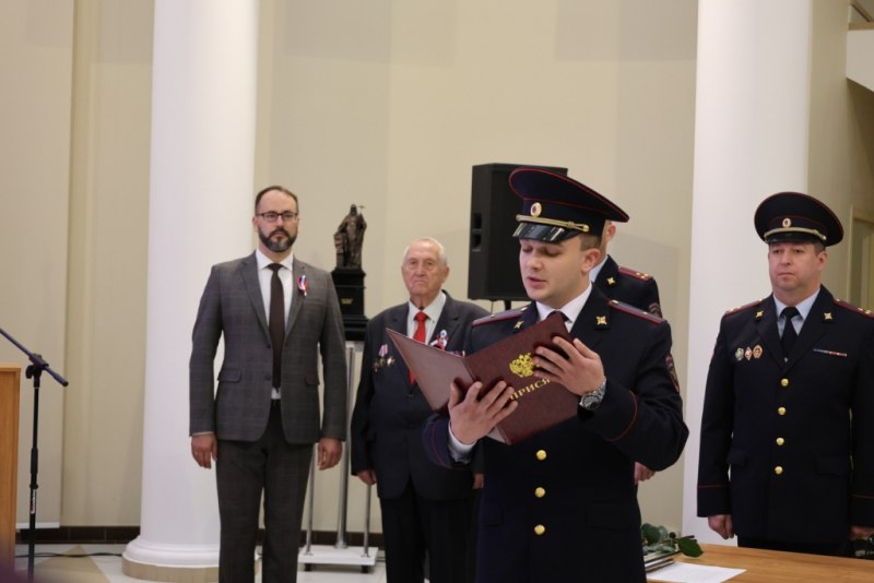 Торжественная церемония принятия присяги: 11 молодых сотрудников МВД Мордовии поклялись служить закону и народу Торжественная церемония принятия присяги: 11 молодых сотрудников МВД Мордовии поклялись служить закону и народу