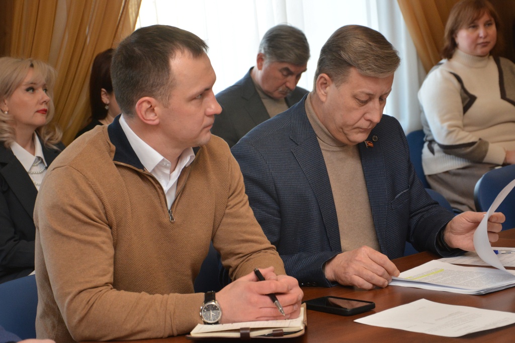 Парковка во дворе: как жильцам МКД законно решить проблему с машиноместами обсудили в Воронежской гордуме