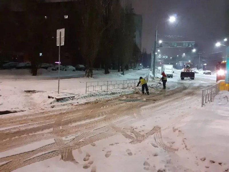 Коммунальные службы Воронежа продолжают бороться с последствиями непогоды