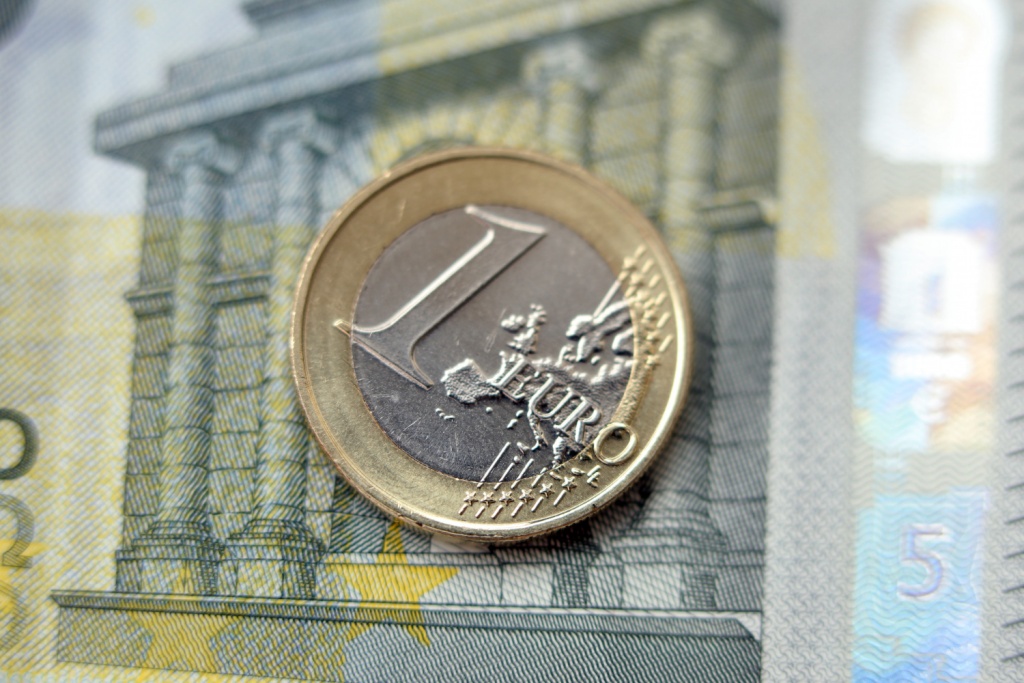 Курс евро опустился ниже 99 рублей впервые с 12 марта Курс евро опустился ниже 99 рублей впервые с 12 марта