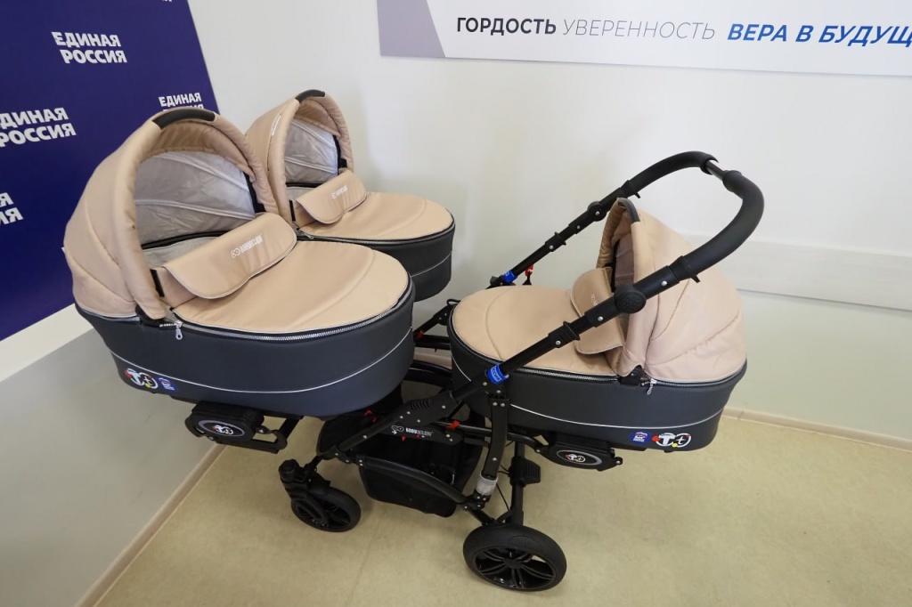 В День России Глава Мордовии наградил семейные пары медалями и подарками В День России Глава Мордовии наградил семейные пары медалями и подарками