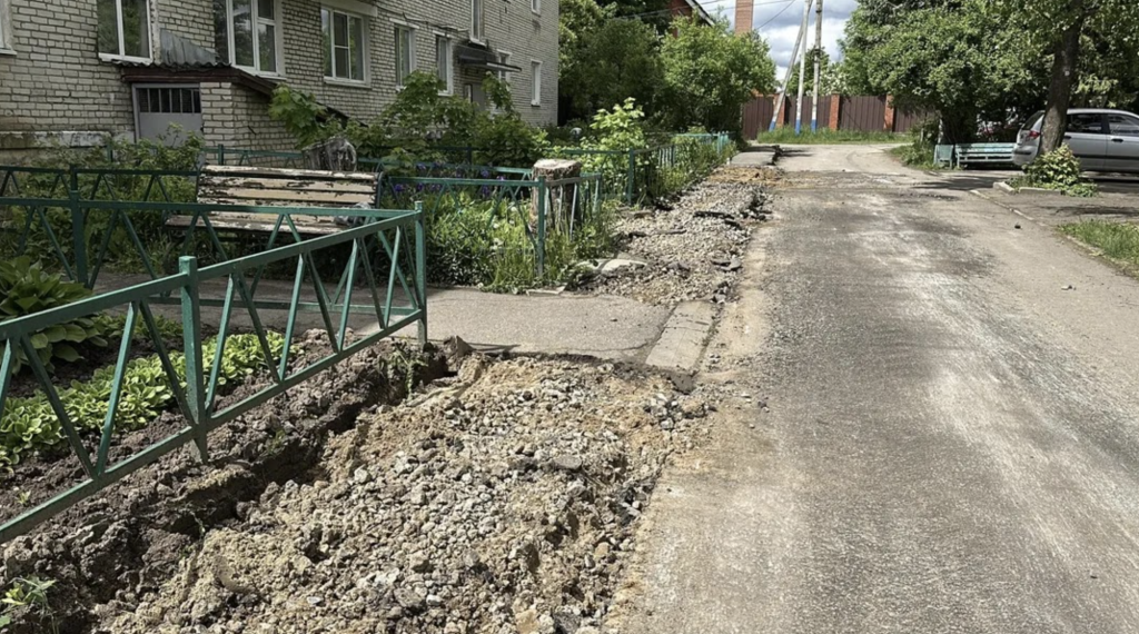 Двор в микрорайоне Росхмель подмосковного Пушкинского преображается: комплексное благоустройство завершится к 12 июля — появятся новый асфальт и свежие газоны Двор в микрорайоне Росхмель подмосковного Пушкинского преображается: комплексное благоустройство завершится к 12 июля — появятся новый асфальт и свежие газоны