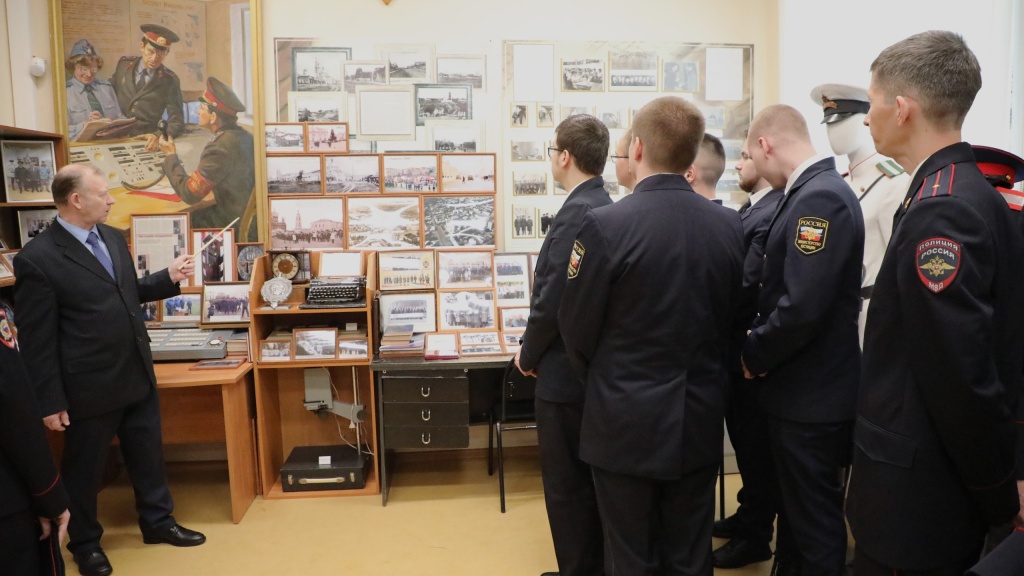 В Саранске студентов Средне-Волжского института познакомили с работой подразделений полиции В Саранске студентов Средне-Волжского института познакомили с работой подразделений полиции
