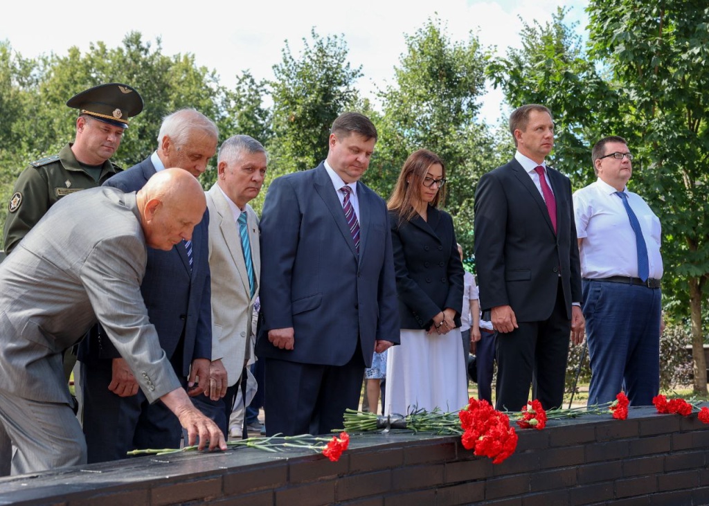 В Красногорске у памятника фронтовому кинооператору прошла церемония возложения цветов