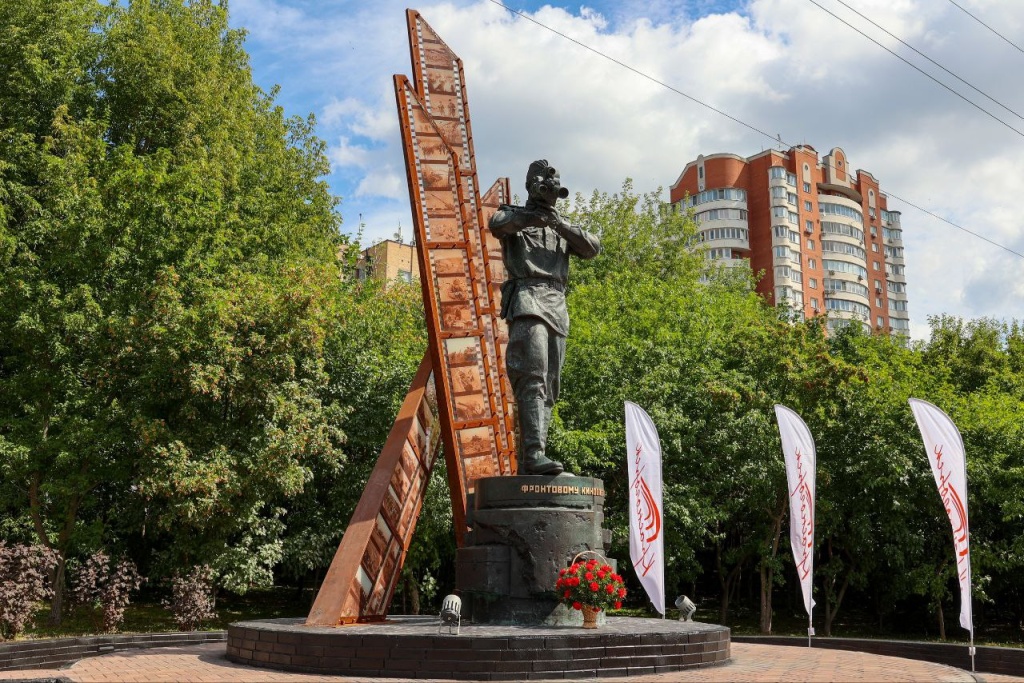 В Красногорске у памятника фронтовому кинооператору прошла церемония возложения цветов