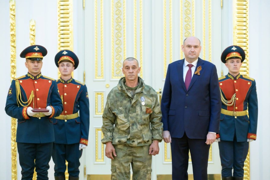 Врио Оренбургской области Евгений Солнцев вручил 49 государственных наград жителям региона Врио Оренбургской области Евгений Солнцев вручил 49 государственных наград жителям региона